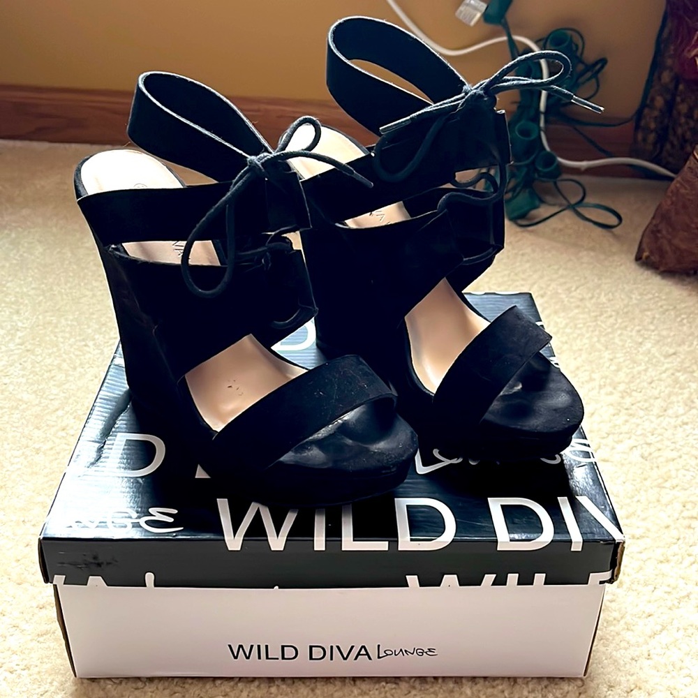 Black wedges